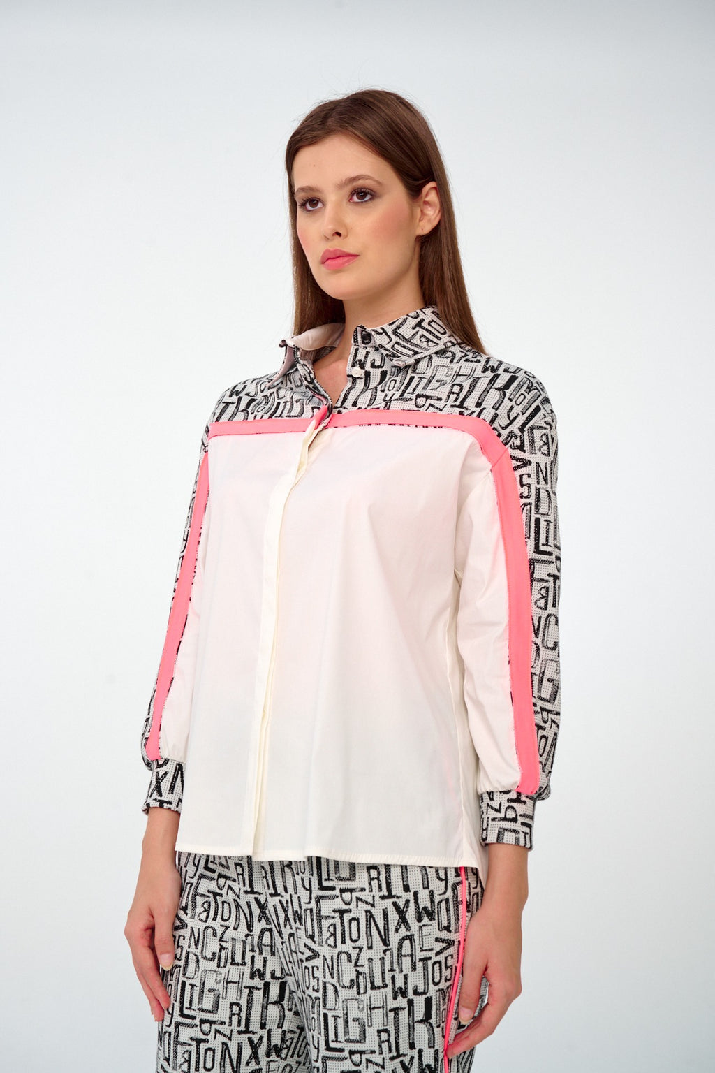 Beyaz-Siyah - Farren Yazı Desenli Kollu Pembe Şeritli Oversize Gömlek - FRN9118 - Model on white - front