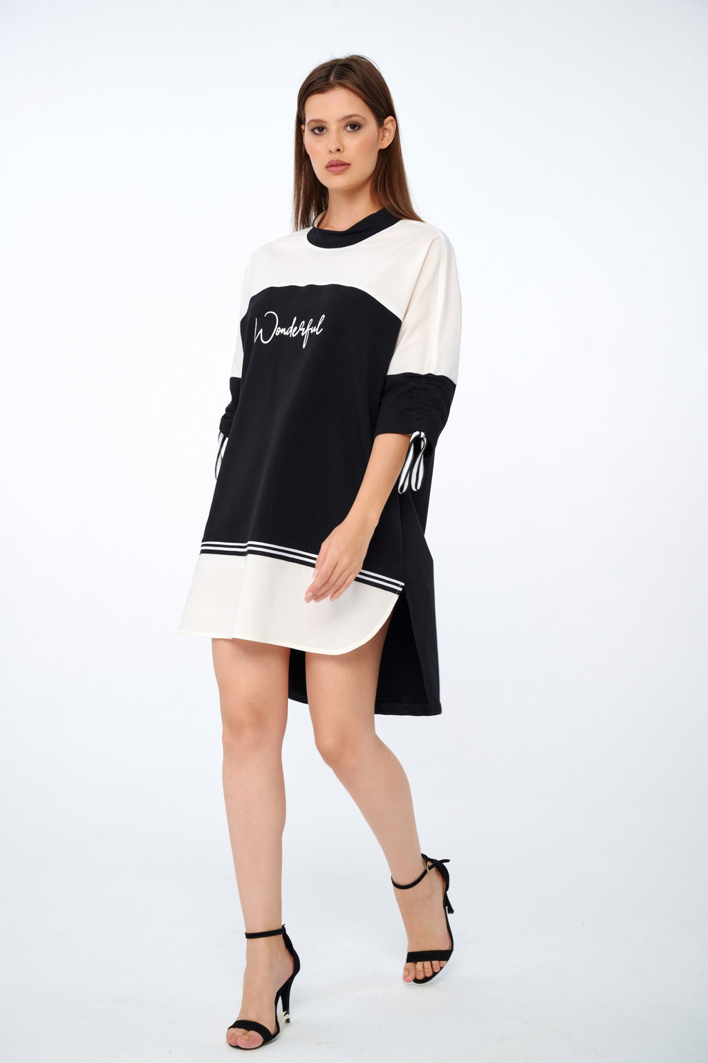 Siyah-Ekru - Farren Yazı Nakışlı Renk Bloklu Oversize Elbise - FRN9126 - Model on white - front