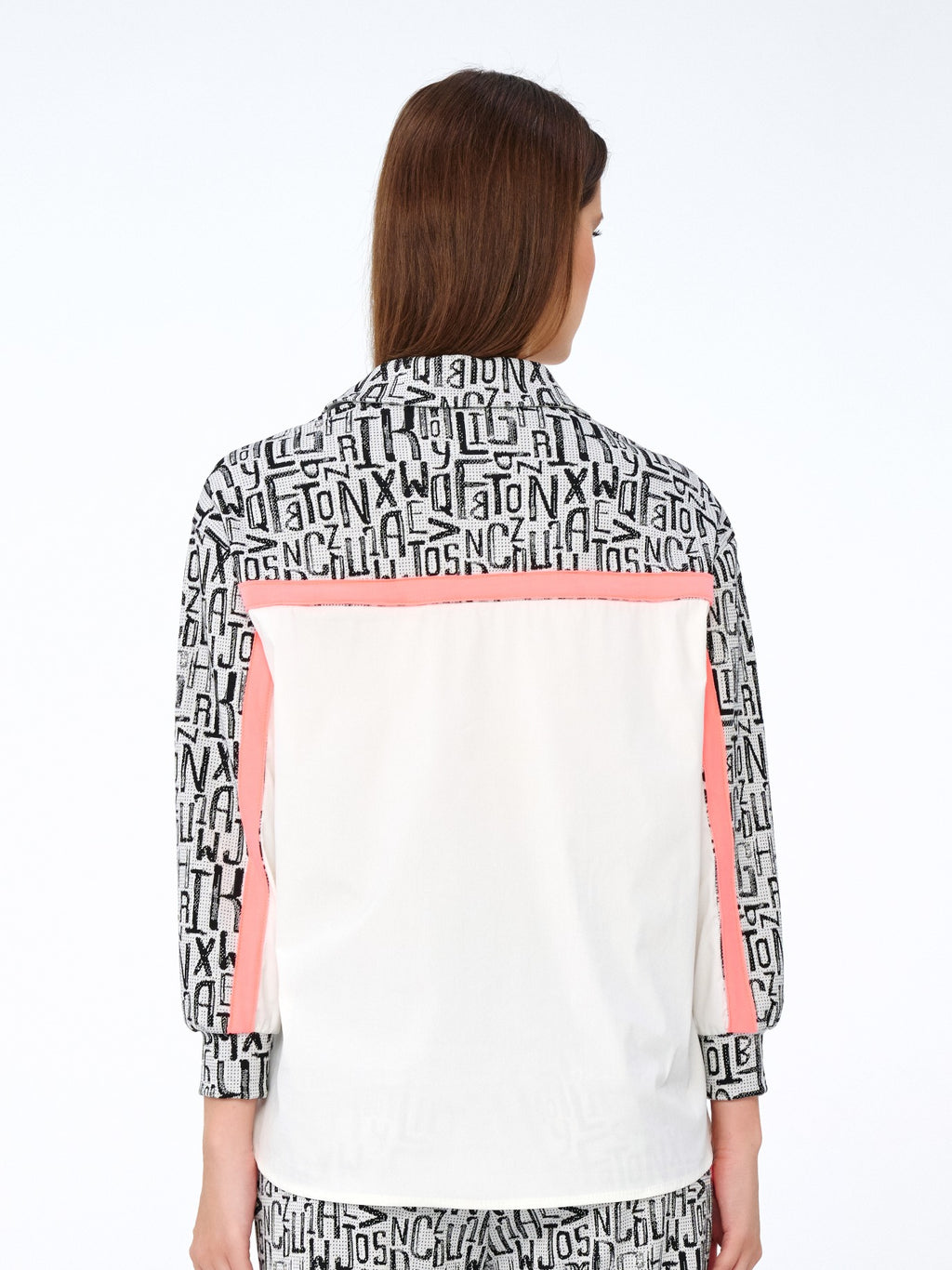 Beyaz-Siyah - Farren Yazı Desenli Kollu Pembe Şeritli Oversize Gömlek - FRN9118 - Model on white - back/side