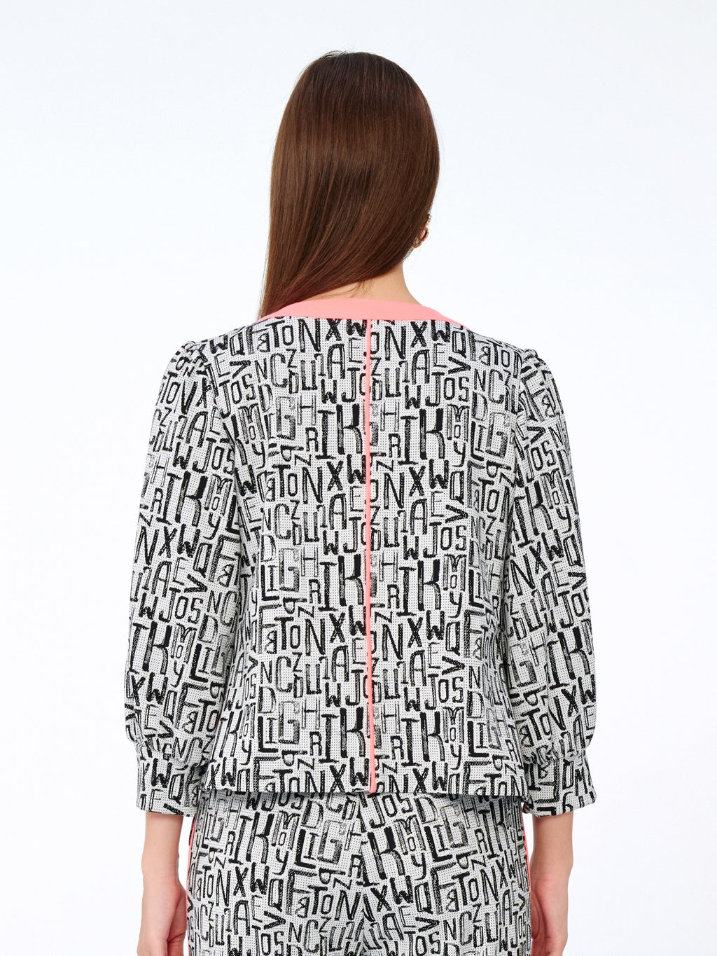 Siyah-Beyaz - Farren Yazı Desenli Pembe Garnili Ceket - FRN9117 - Model on white - back/side