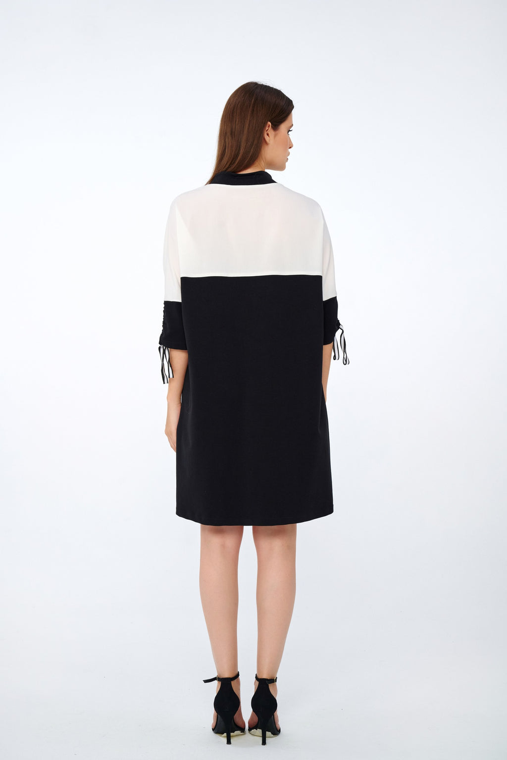 Siyah-Ekru - Farren Yazı Nakışlı Renk Bloklu Oversize Elbise - FRN9126 - Model on white - back/side