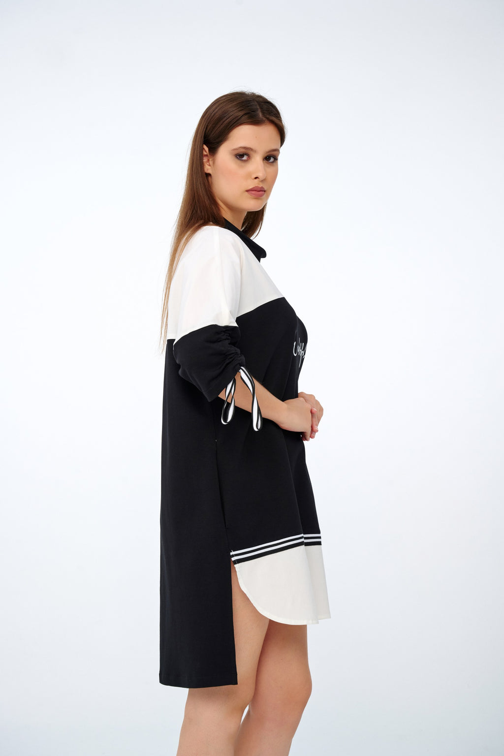 Siyah-Ekru - Farren Yazı Nakışlı Renk Bloklu Oversize Elbise - FRN9126 - Model on white - side