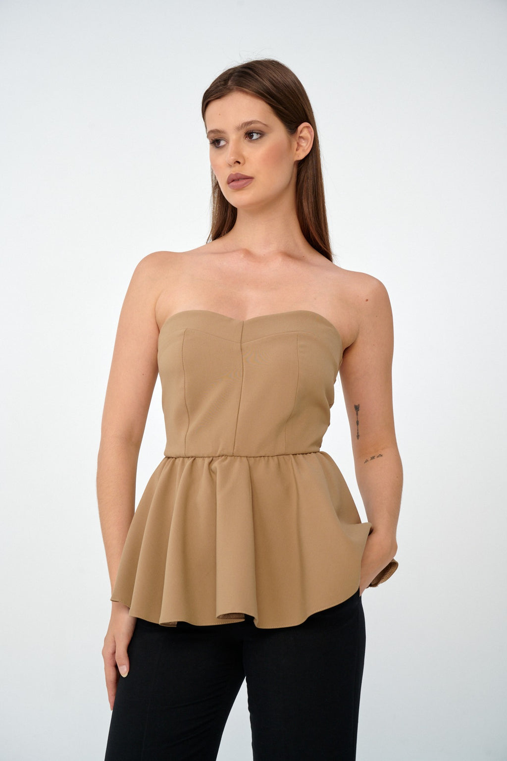 Camel - Farren Straplez Kalp Yaka Peplum Büstiyer Bluz - FRN9124 - Model on white - side