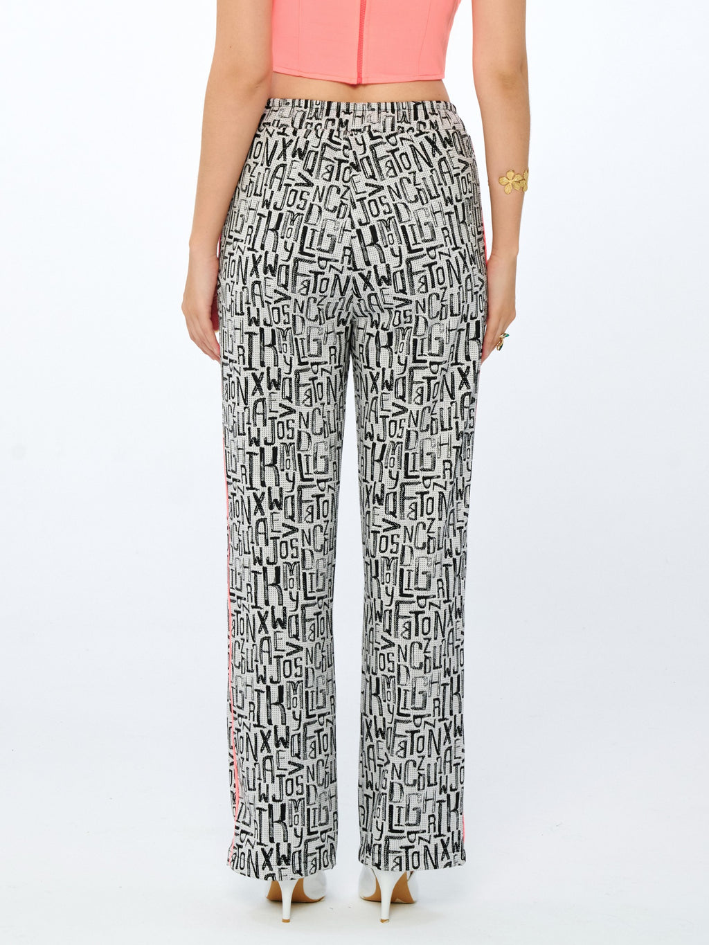 Siyah-Beyaz - Farren Yazı Desenli Kuşaklı Yüksek Bel Düz Paça Pantolon - FRN91162 - Model on white - side