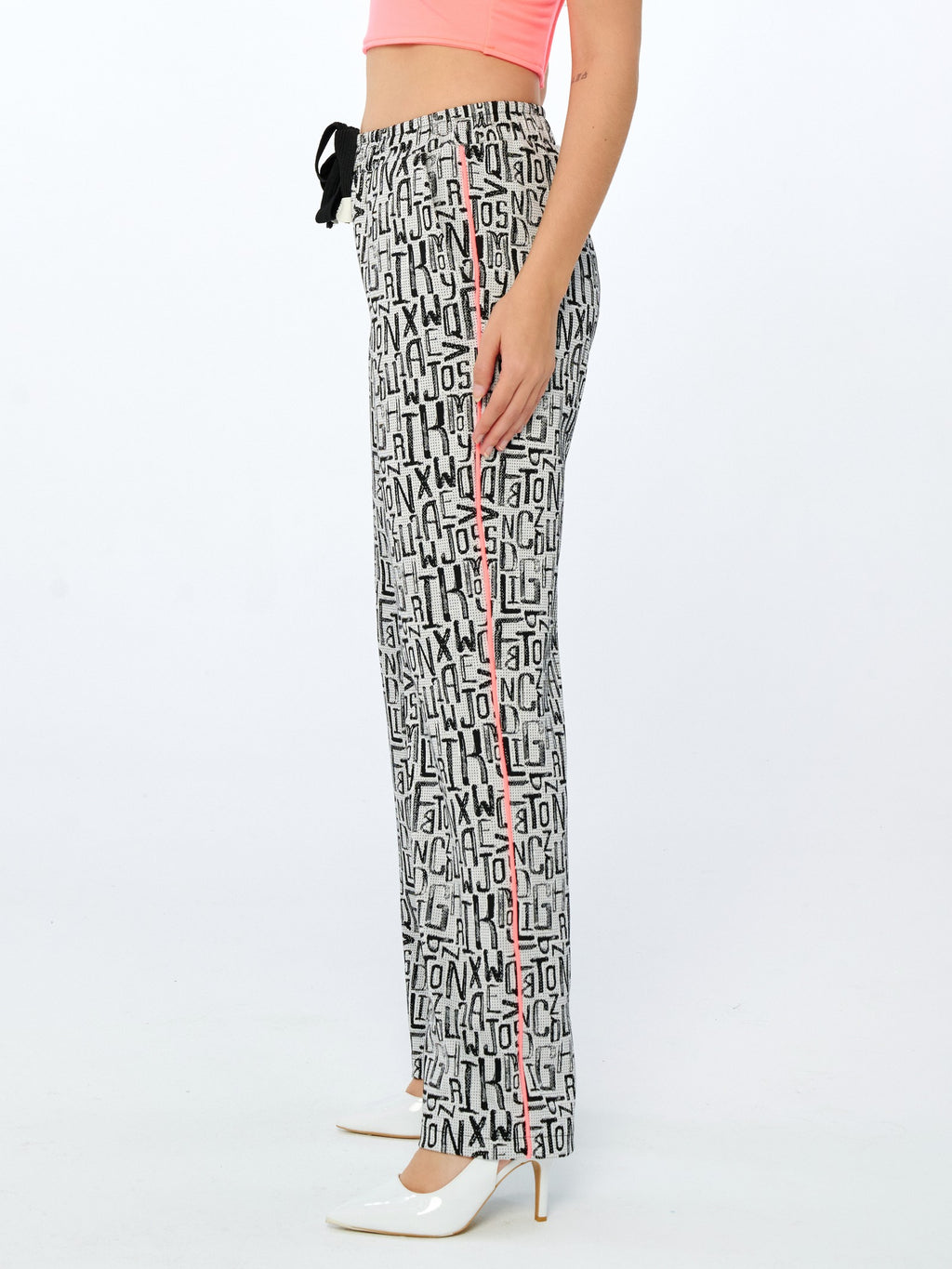 Siyah-Beyaz - Farren Yazı Desenli Kuşaklı Yüksek Bel Düz Paça Pantolon - FRN91162 - Editorial waist-up detail