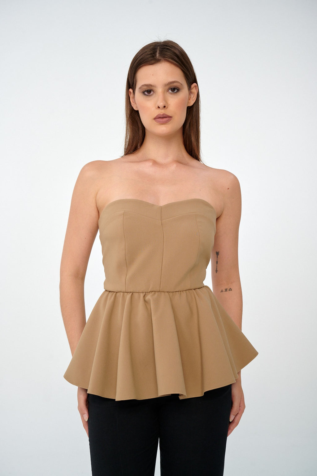 Camel - Farren Straplez Kalp Yaka Peplum Büstiyer Bluz - FRN9124 - Editorial waist-up detail