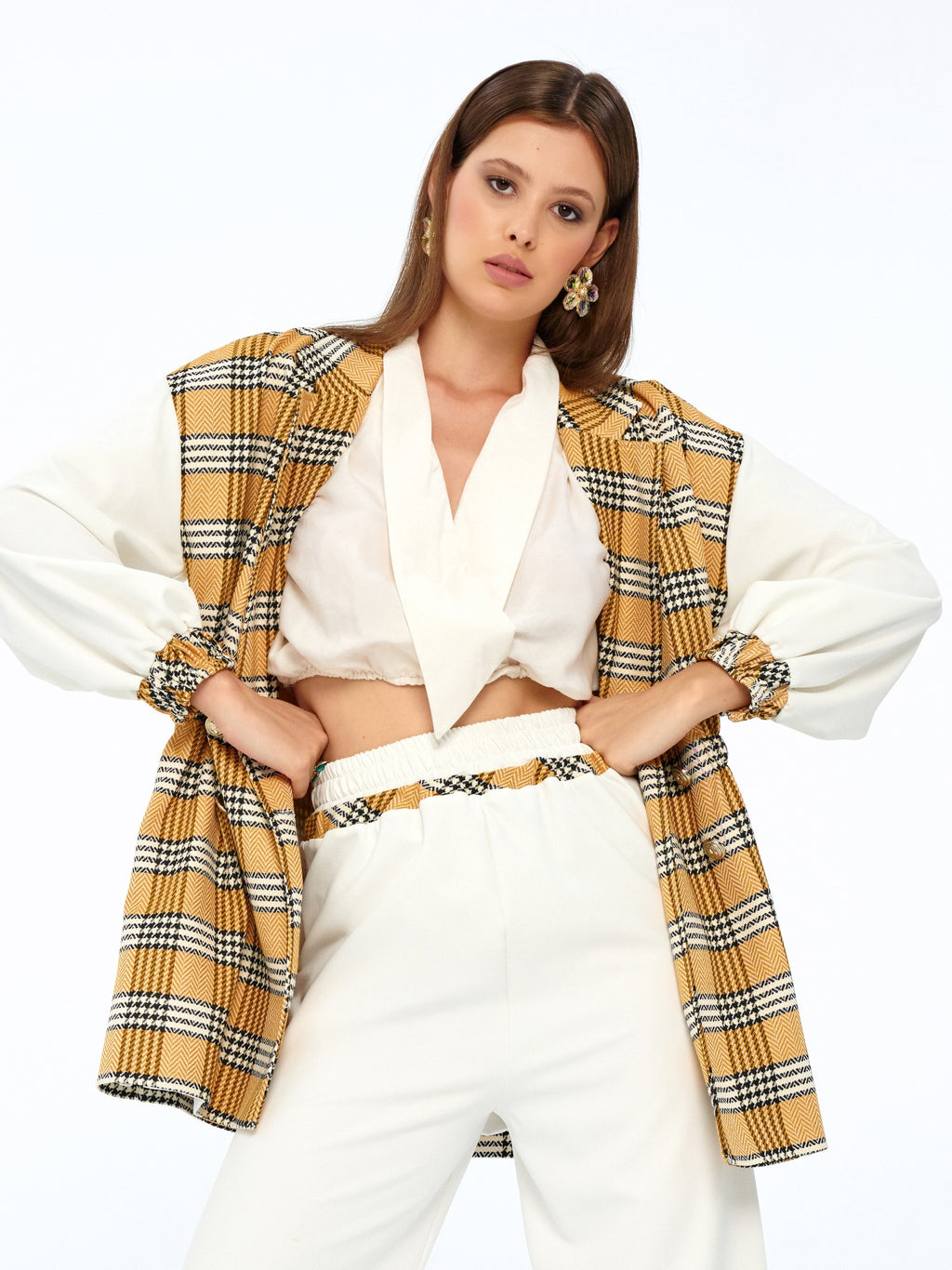Hardal Ekose - Farren Ekose Kruvaze Balon Kollu Ceket - FRN9106 - Editorial waist-up detail