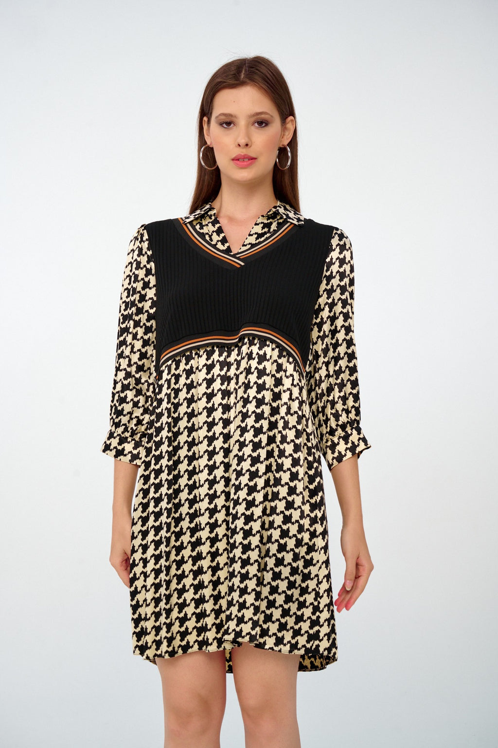 Siyah-Ekru - Farren Kaz Ayağı Desenli Yelek Görünümlü Gömlek Elbise - FRN9120 - Editorial waist-up detail