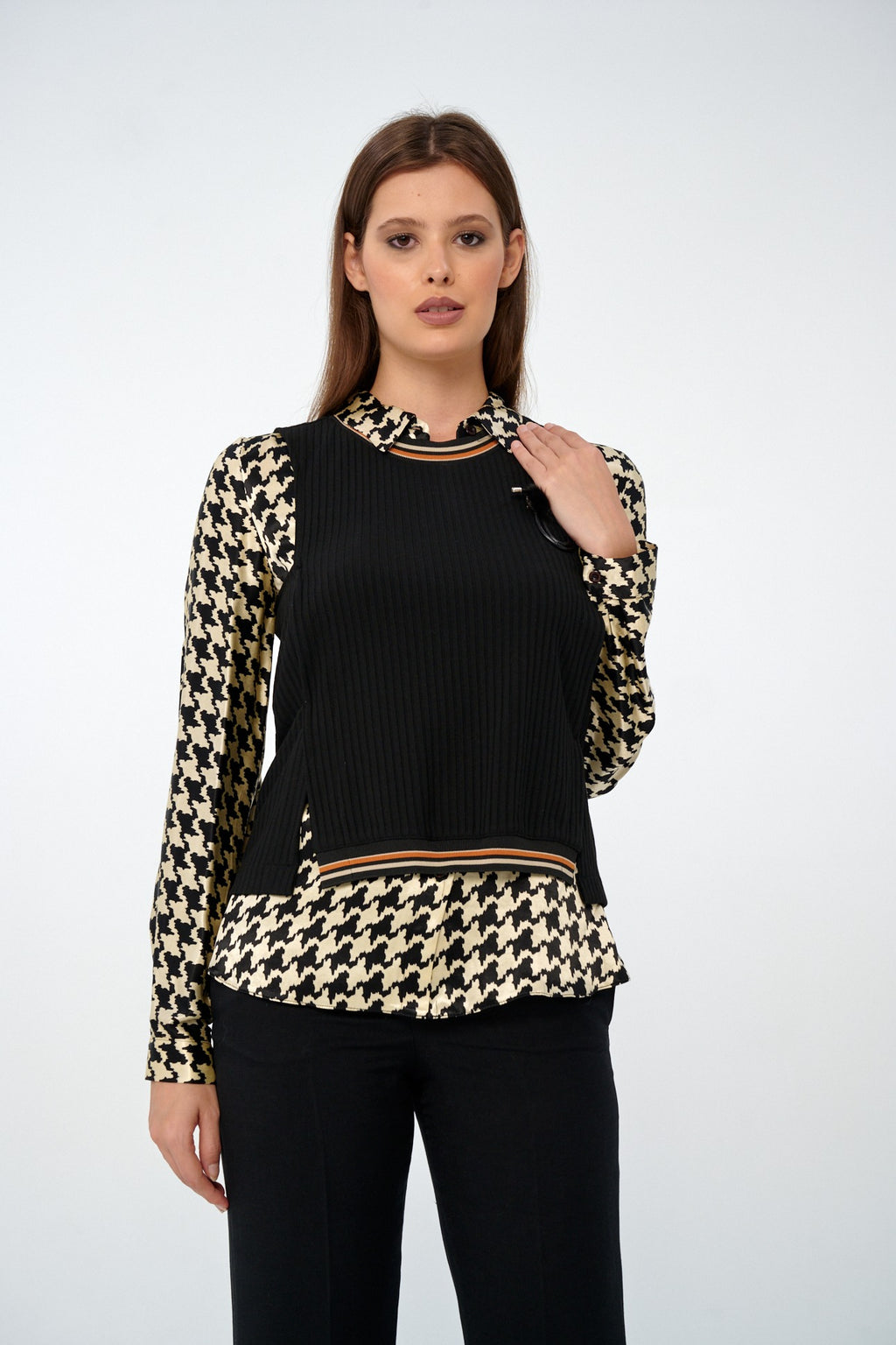 Siyah-Ekru - Farren Kaz Ayağı Gömlek Detaylı Triko Yelek Bluz - FRN9122 - Editorial waist-up detail