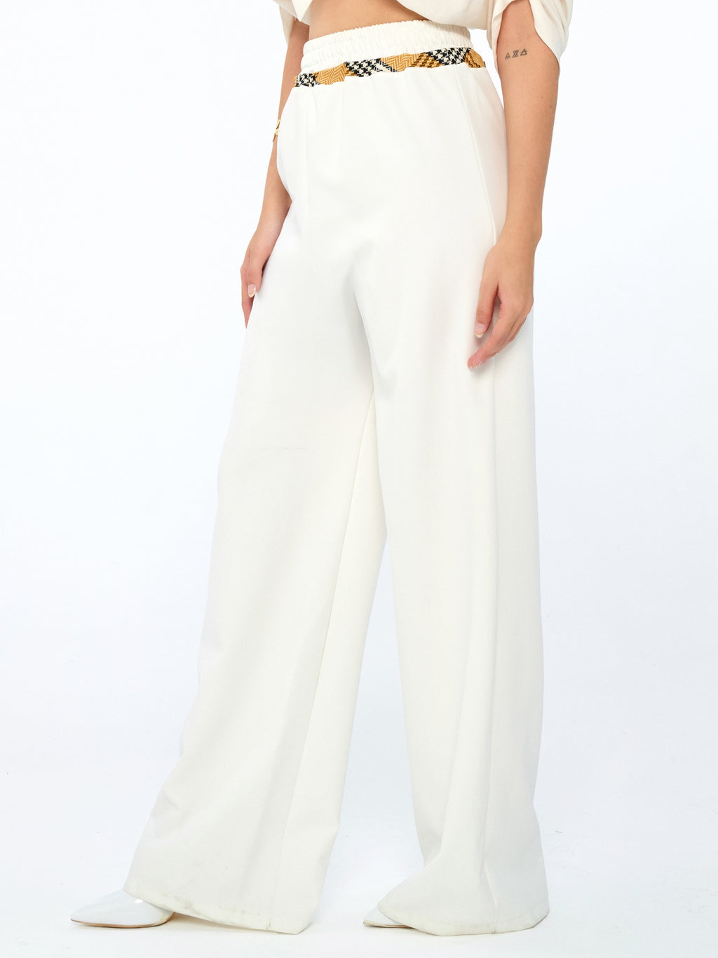 Ekru - Farren Ekose Bel Şeritli Geniş Paça Pantolon - FRN91142 - Model on white - side
