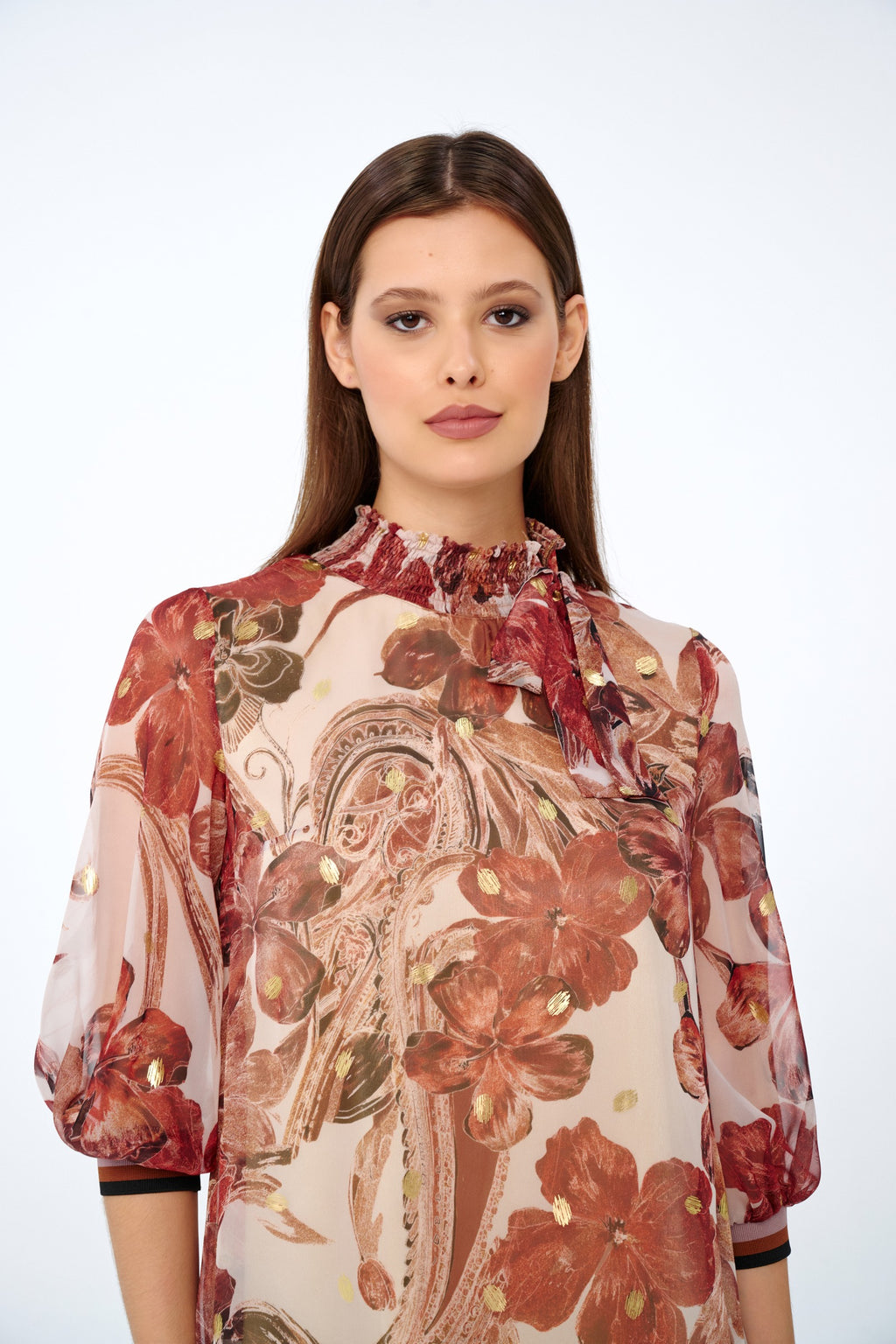 Pudra-Bordo - Farren Çiçek Desenli Dik Yaka Balon Kollu Şifon Elbise - FRN91211 - Editorial waist-up detail