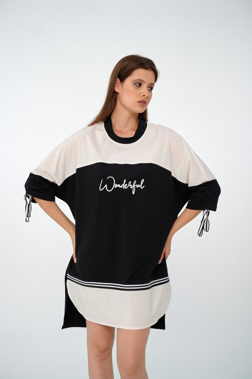 Siyah-Ekru - Farren Yazı Nakışlı Renk Bloklu Oversize Elbise - FRN9126 - Editorial waist-up detail