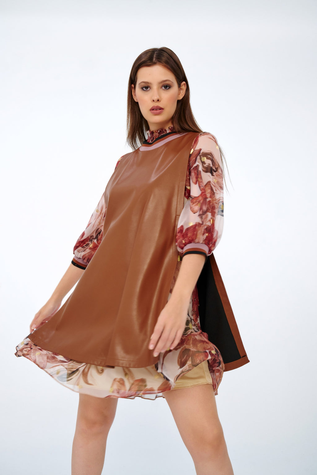 Konyak - Farren Deri Görünümlü Kolsuz Jile Elbise - FRN91212 - Editorial waist-up detail
