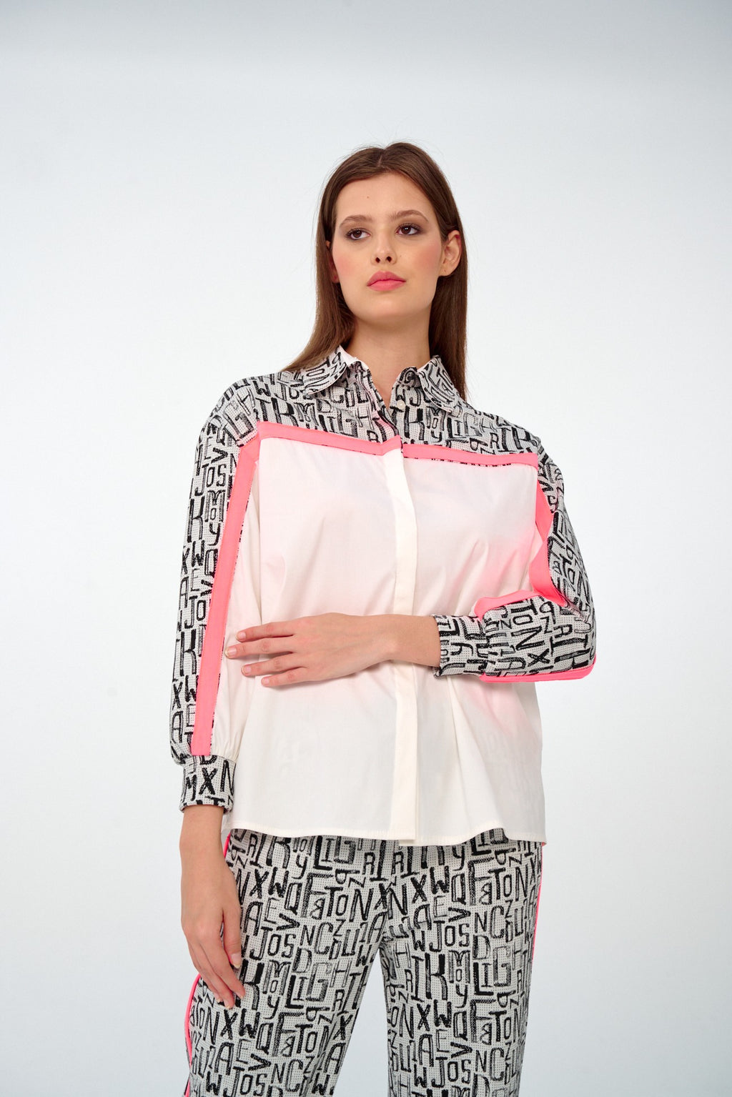 Beyaz-Siyah - Farren Yazı Desenli Kollu Pembe Şeritli Oversize Gömlek - FRN9118 - Editorial waist-up detail