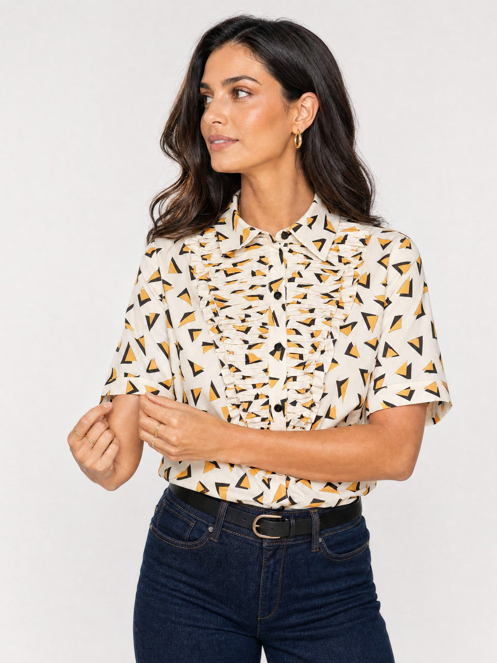 Krem Hardal - Farren Fırfırlı Kısa Kollu Poplin Gömlek - FRN100825 - Editorial waist-up detail