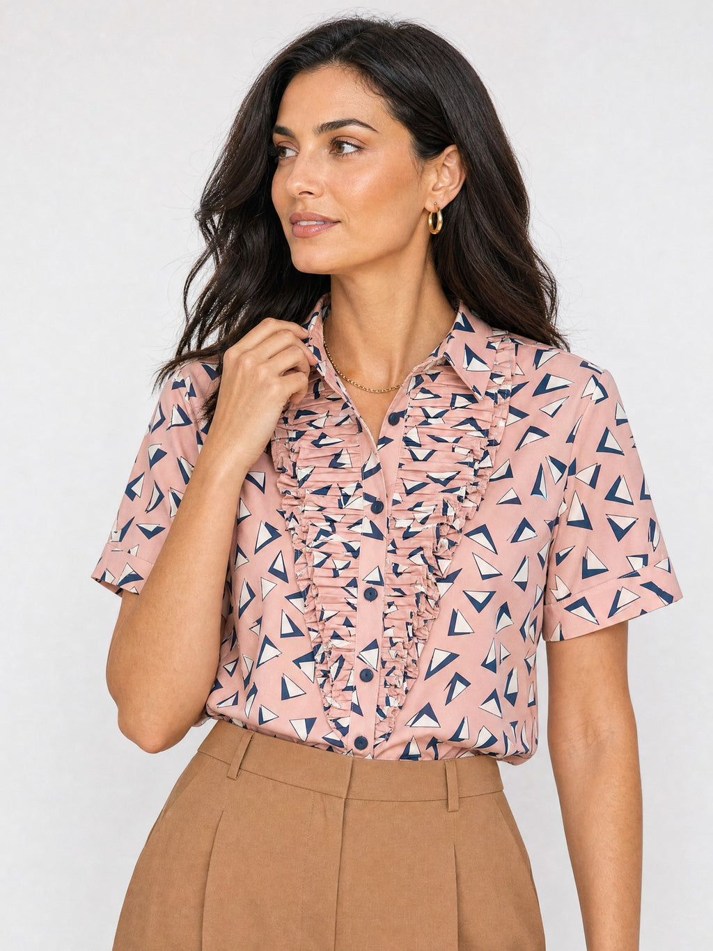 Toz Pembe - Farren Fırfırlı Kısa Kollu Poplin Gömlek - FRN100825 - Editorial waist-up detail