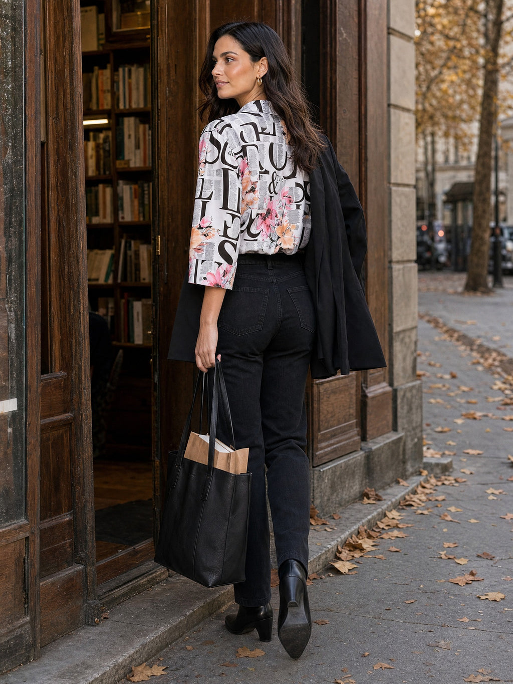 Siyah-Beyaz - Farren Floral Desenli Poplin Gömlek - FRN1010125 - siyah jean ve blazerla kitapçı önünde
