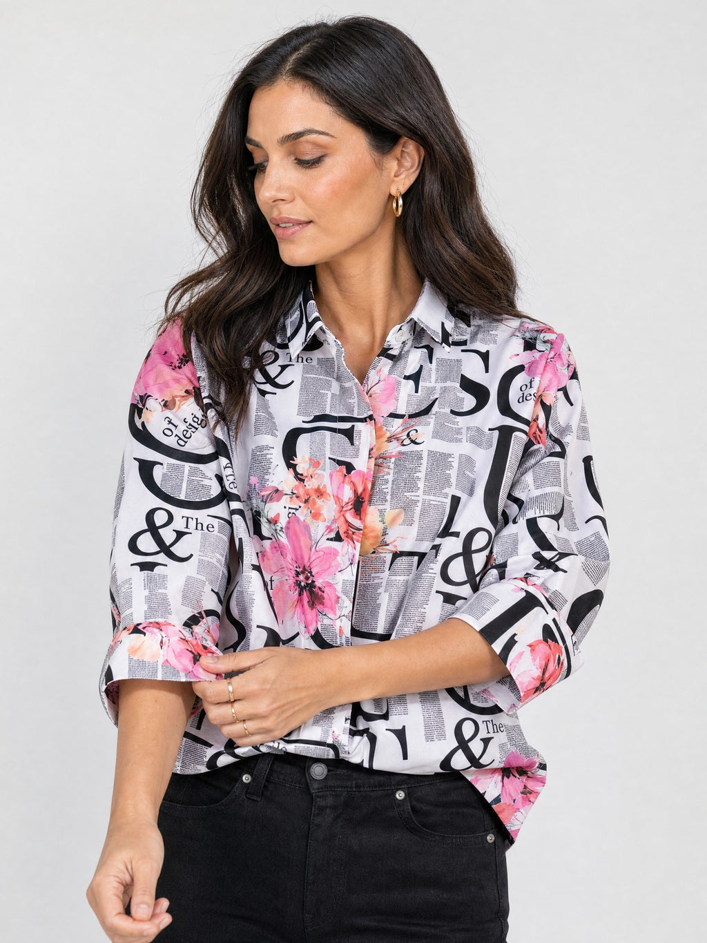 Siyah-Beyaz - Farren Floral Desenli Poplin Gömlek - FRN1010125 - Editorial waist-up detail