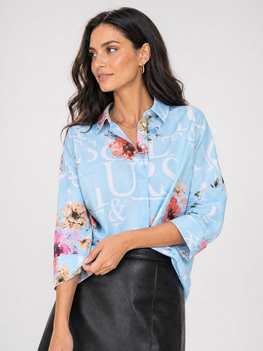 Buz Mavisi - Farren Floral Desenli Poplin Gömlek - FRN1010125 - Editorial waist-up detail
