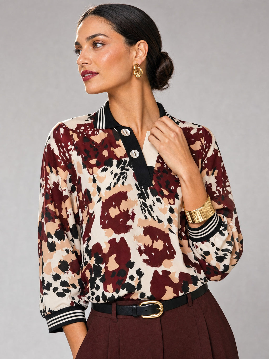 Bordo - Farren Leopar Desenli Polo Yaka Viskon Bluz - FRN110625 - Editorial waist-up detail