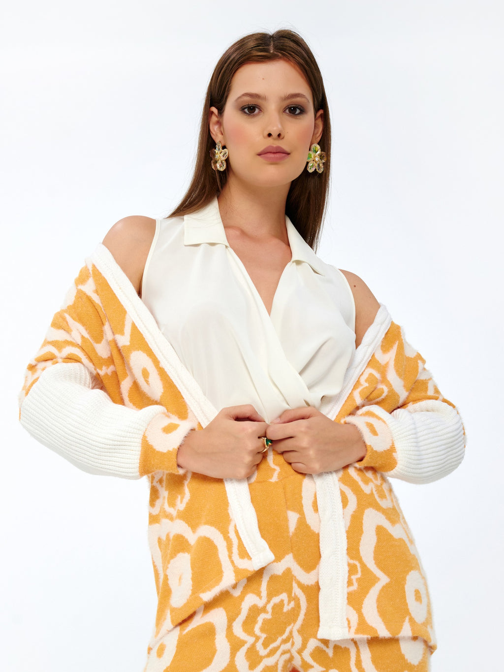 Hardal-Ekru - Farren Çiçek Desenli Uzun Triko Hırka - FRN91011 - Editorial waist-up detail