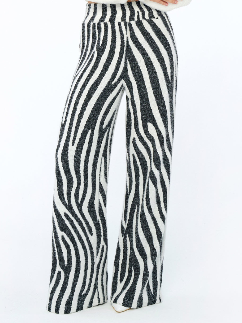 Siyah-Ekru - Farren Zebra Desenli Geniş Paça Triko Pantolon - FRN91002 - Model on white - front