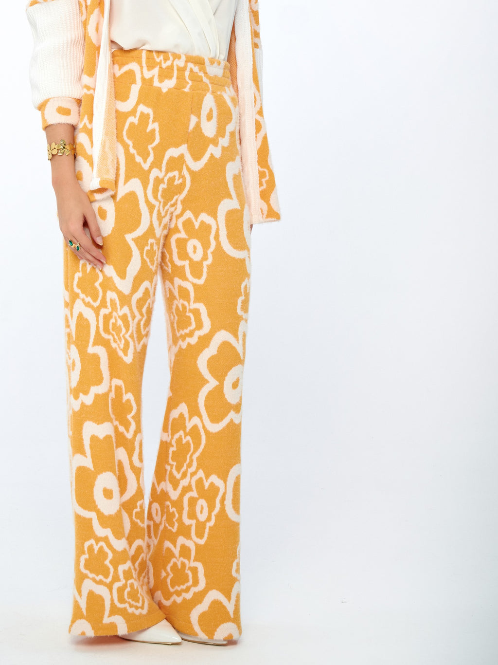 Hardal-Ekru - Farren Çiçek Desenli Geniş Paça Triko Pantolon - FRN91012 - Model on white - front