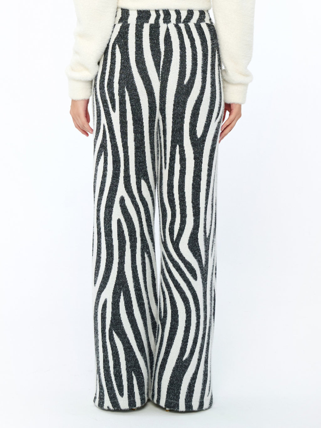 Siyah-Ekru - Farren Zebra Desenli Geniş Paça Triko Pantolon - FRN91002 - Model on white - back/side
