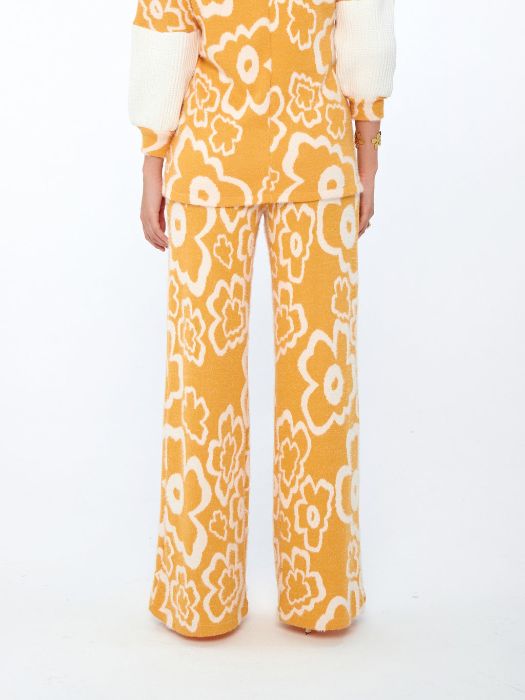 Hardal-Ekru - Farren Çiçek Desenli Geniş Paça Triko Pantolon - FRN91012 - Model on white - back/side