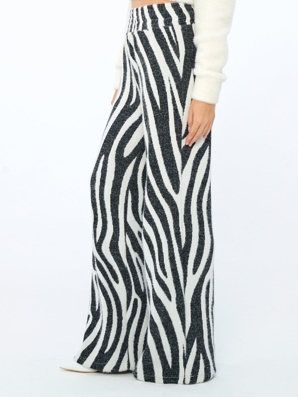 Siyah-Ekru - Farren Zebra Desenli Geniş Paça Triko Pantolon - FRN91002 - Model on white - side