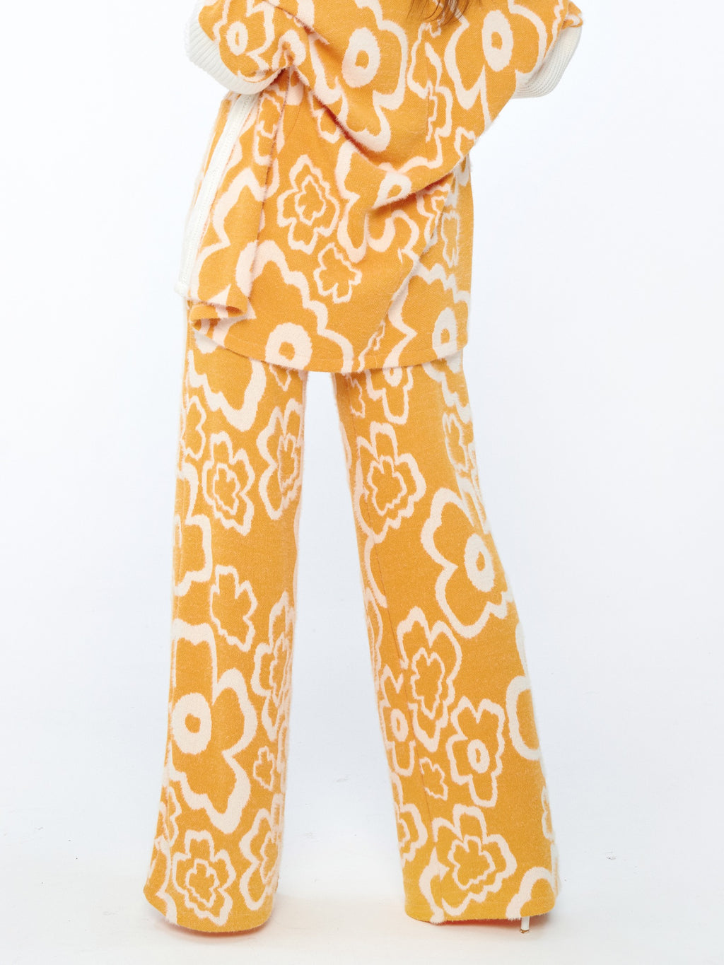Hardal-Ekru - Farren Çiçek Desenli Geniş Paça Triko Pantolon - FRN91012 - Model on white - side