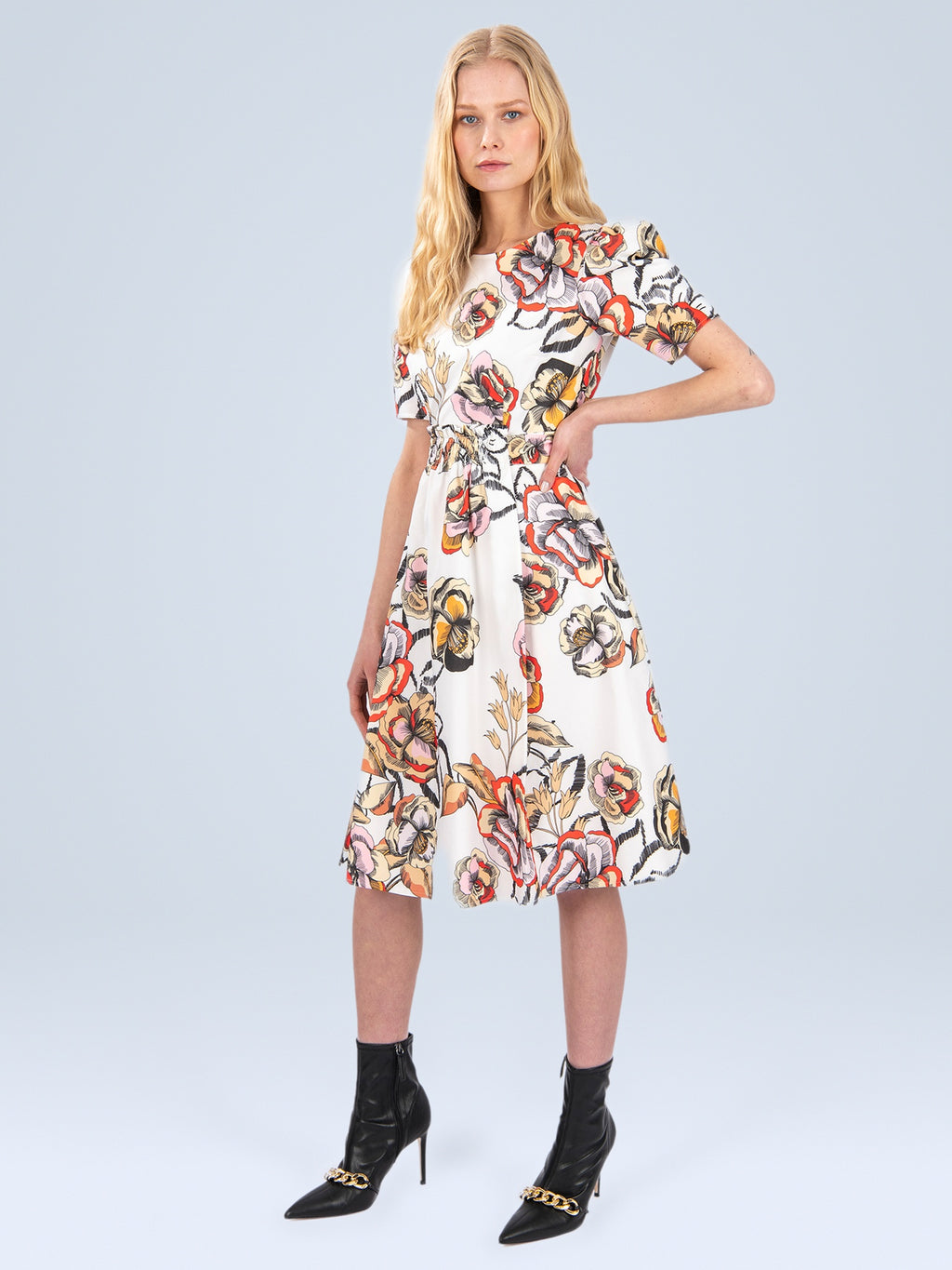 Beyaz - Farren Lastikli Bel Çiçek Desenli Katlı Elbise - FRN3025 - Editorial waist-up detail