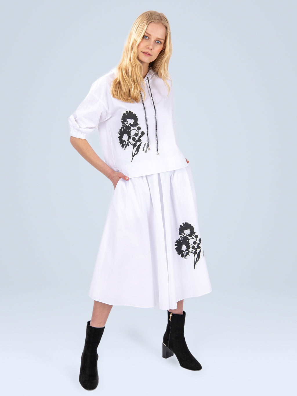 Beyaz - Farren Kapüşonlu Üst ve Midi Pileli Etek Takımı - FRN600025 - Model on white - front