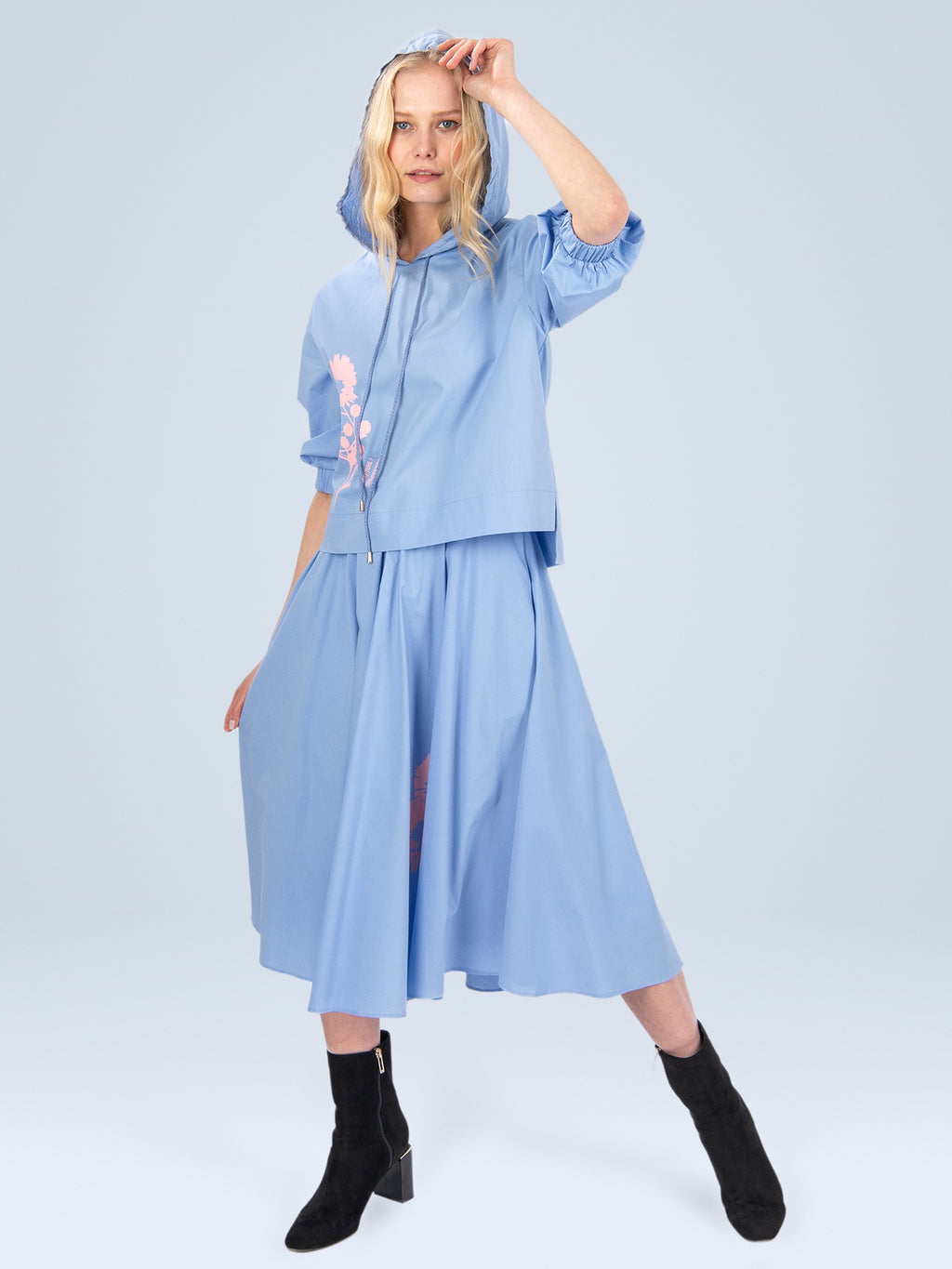 Buz Mavisi - Farren Kapüşonlu Üst ve Midi Pileli Etek Takımı - FRN600025 - Editorial waist-up detail
