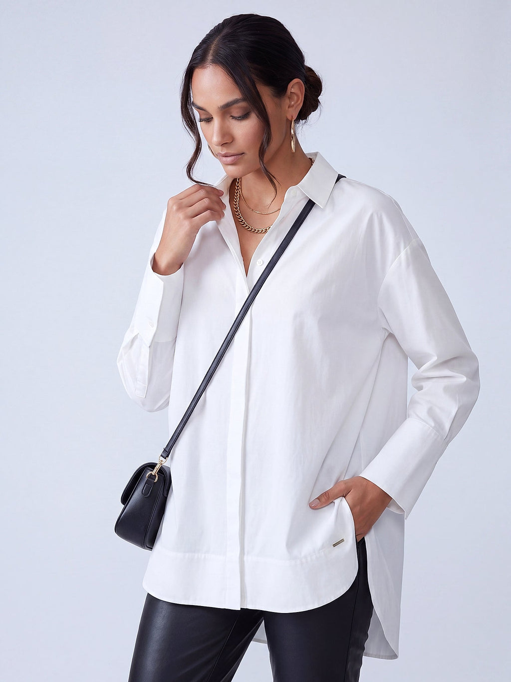 Beyaz - Farren Arkası Uzun Geniş Manşetli Pamuklu Oversize Gömlek - FRN7001 - Editorial waist-up detail