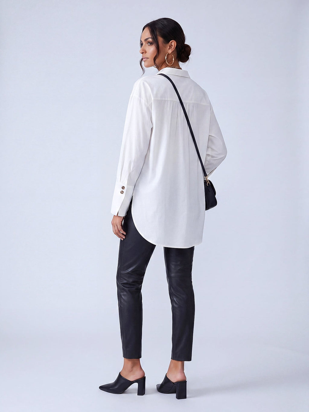 Beyaz - Farren Arkası Uzun Geniş Manşetli Pamuklu Oversize Gömlek - FRN7001 - Model on white - back/side