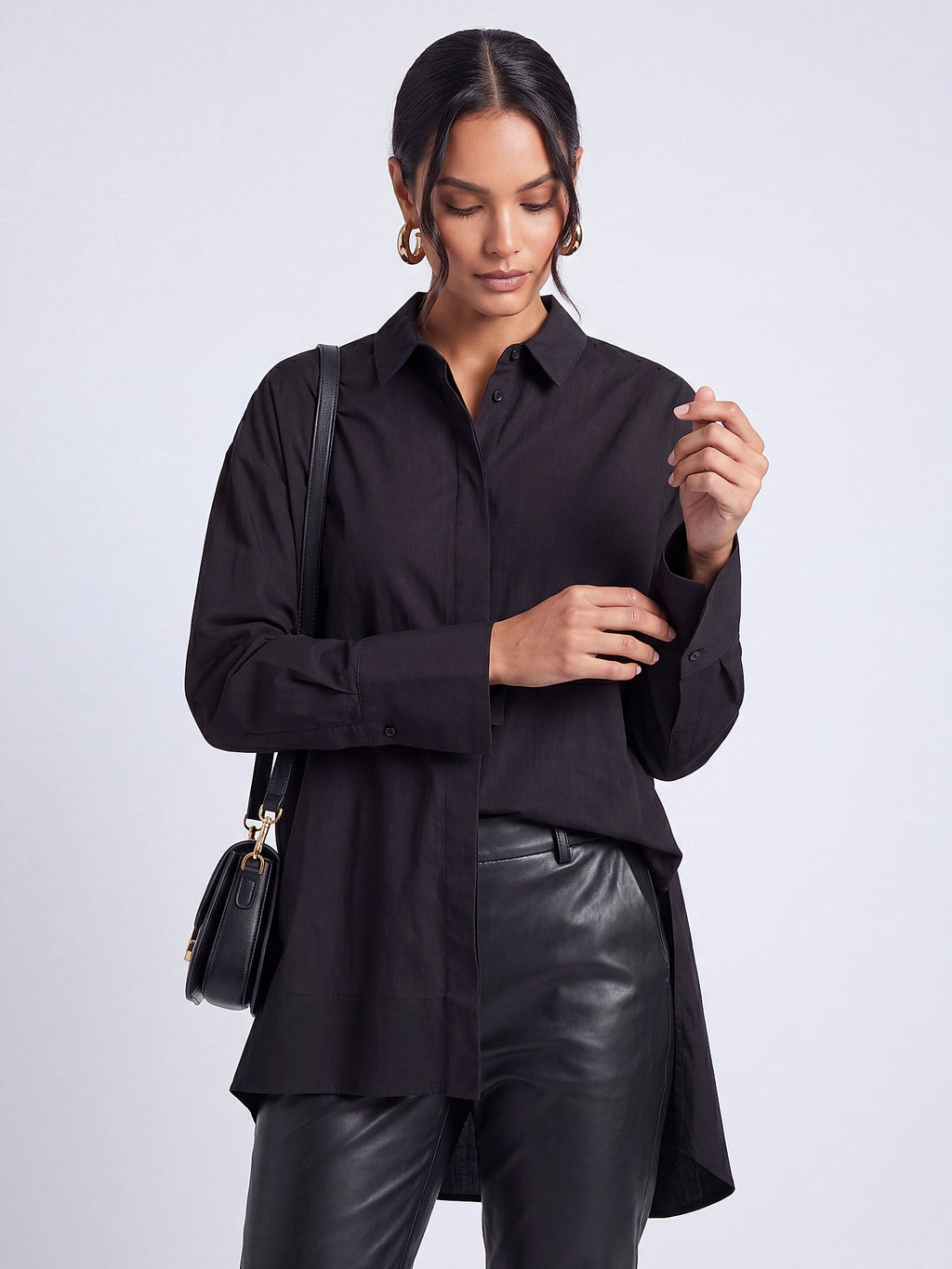 Siyah - Farren Arkası Uzun Geniş Manşetli Pamuklu Oversize Gömlek - FRN7001 - Editorial waist-up detail