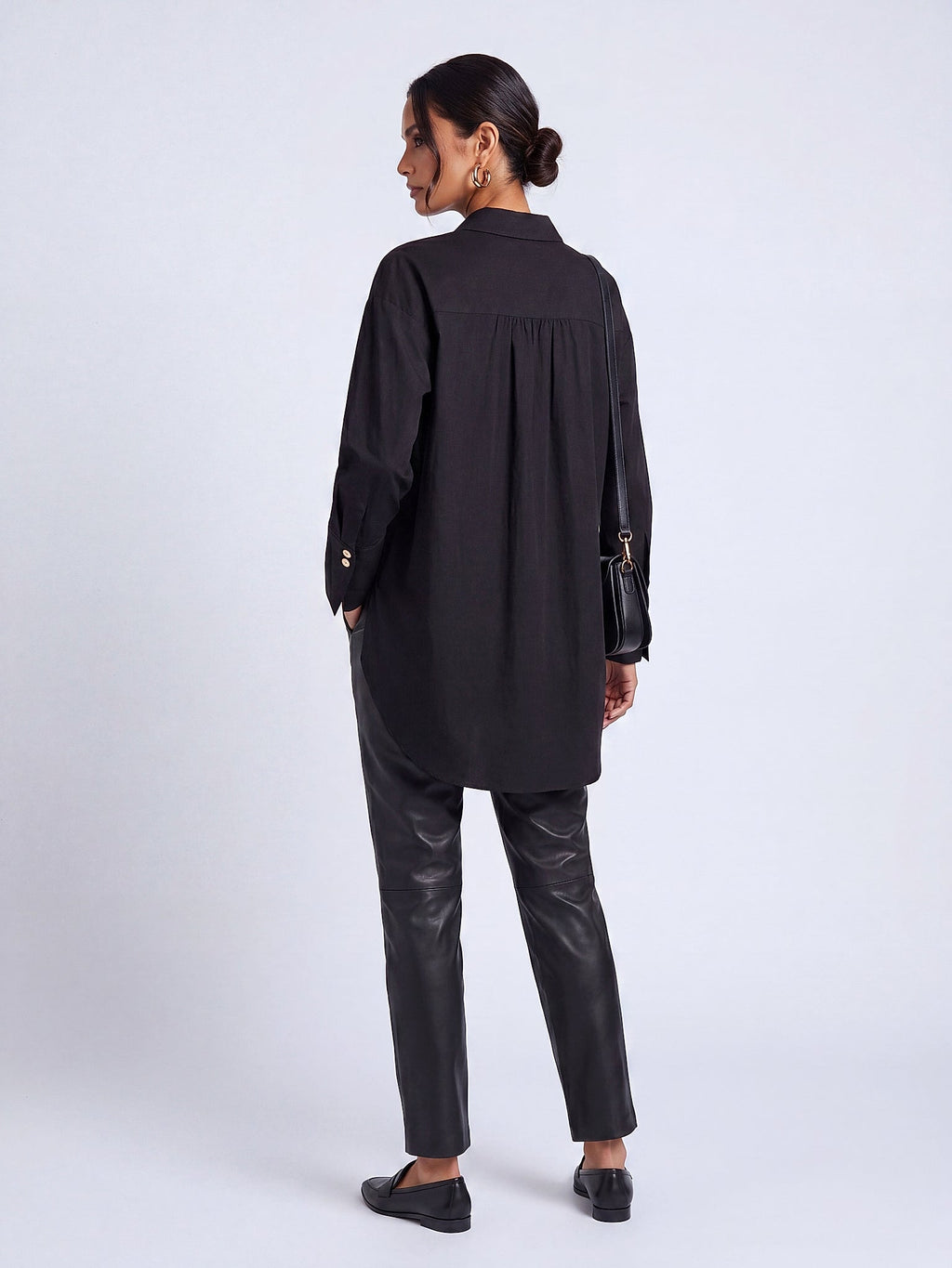 Siyah - Farren Arkası Uzun Geniş Manşetli Pamuklu Oversize Gömlek - FRN7001 - Model on white - back/side
