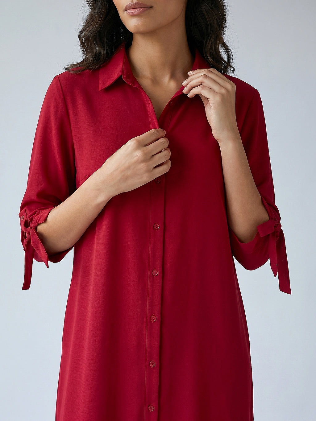 Bordo - Farren Bağcık Kol Detaylı Düğmeli Diz Altı Gömlek Elbise - FRN310225 - Editorial waist-up detail