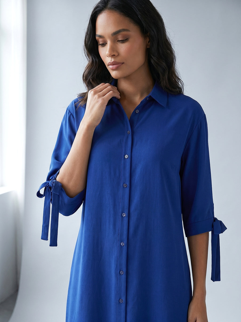 Mavi - Farren Bağcık Kol Detaylı Düğmeli Diz Altı Gömlek Elbise - FRN310225 - Editorial waist-up detail