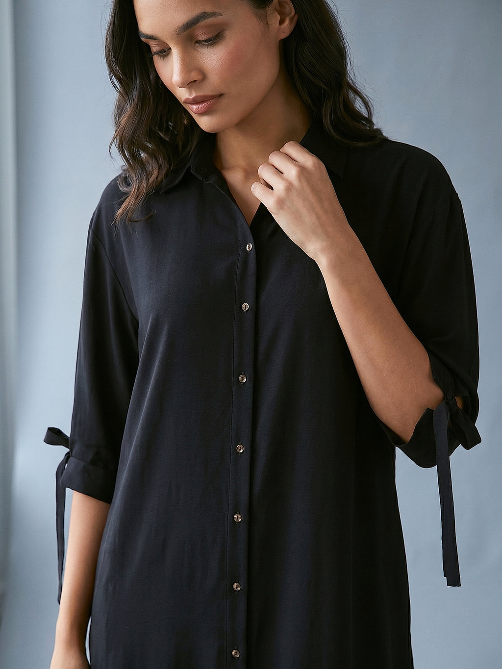 Siyah - Farren Bağcık Kol Detaylı Düğmeli Diz Altı Gömlek Elbise - FRN310225 - Editorial waist-up detail