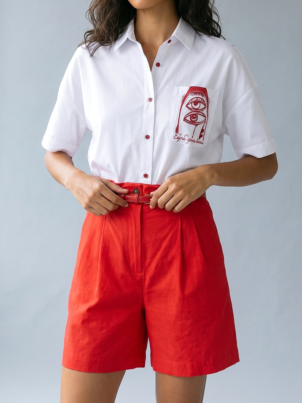 Kırmızı - Farren Baskı Detaylı Düşük Omuz Oversize Poplin Gömlek - FRN6003 - Editorial waist-up detail