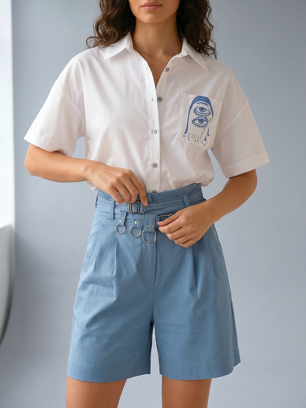Mavi - Farren Baskı Detaylı Düşük Omuz Oversize Poplin Gömlek - FRN6003 - Editorial waist-up detail