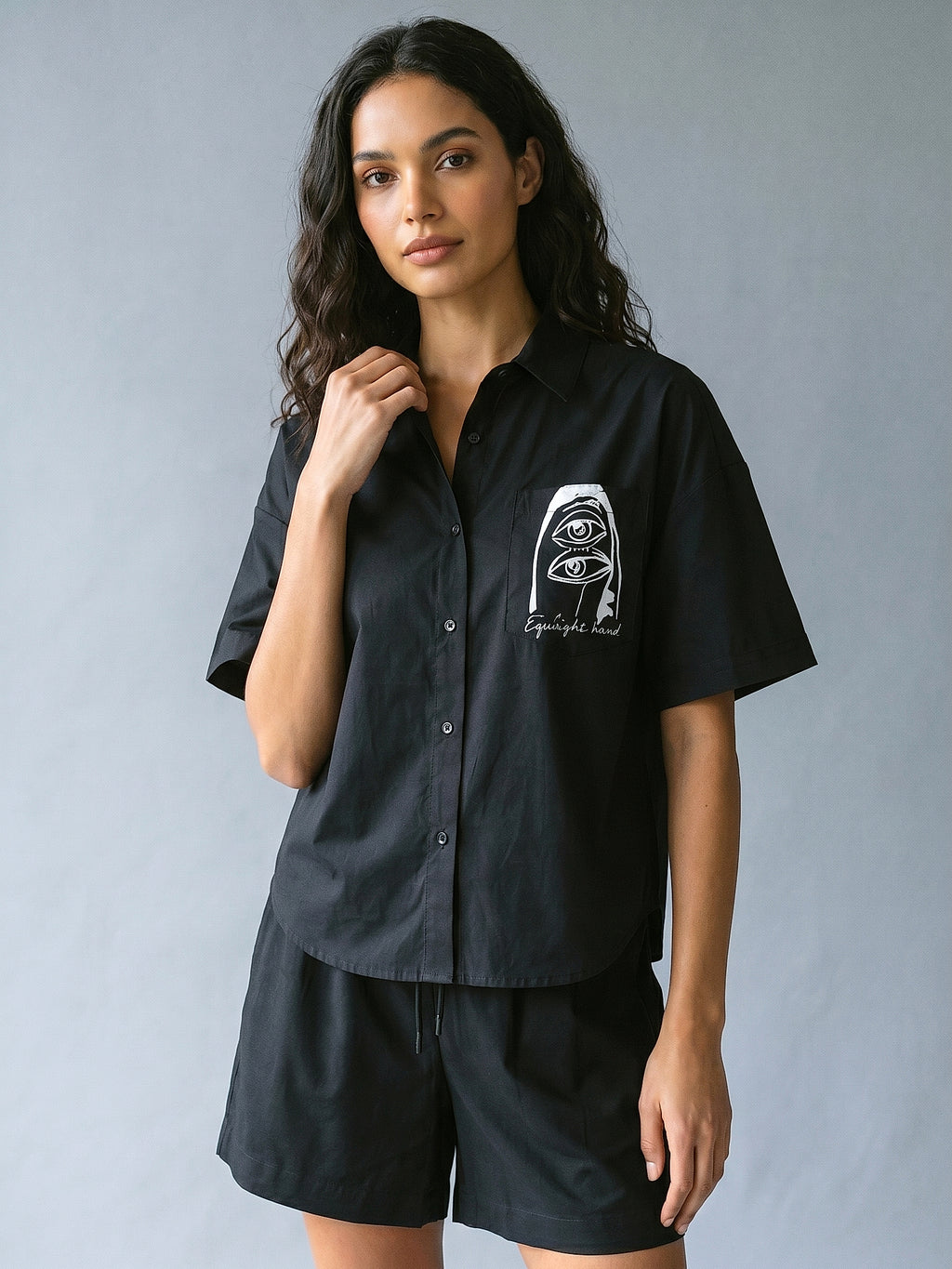 Siyah - Farren Baskı Detaylı Düşük Omuz Oversize Poplin Gömlek - FRN6003 - Editorial waist-up detail