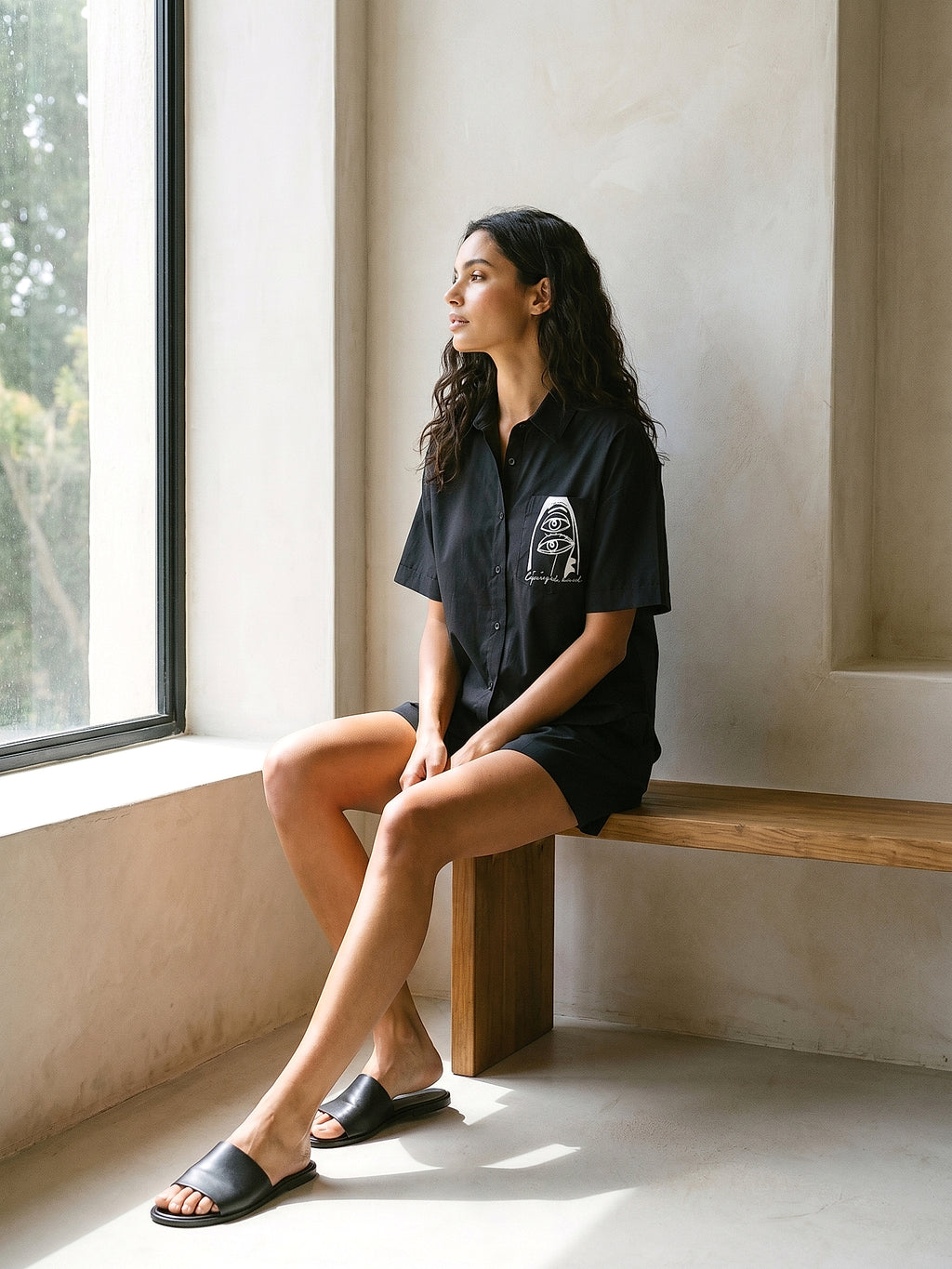 Siyah - Farren Baskı Detaylı Düşük Omuz Oversize Poplin Gömlek - FRN6003 - Lookbook editorial interior