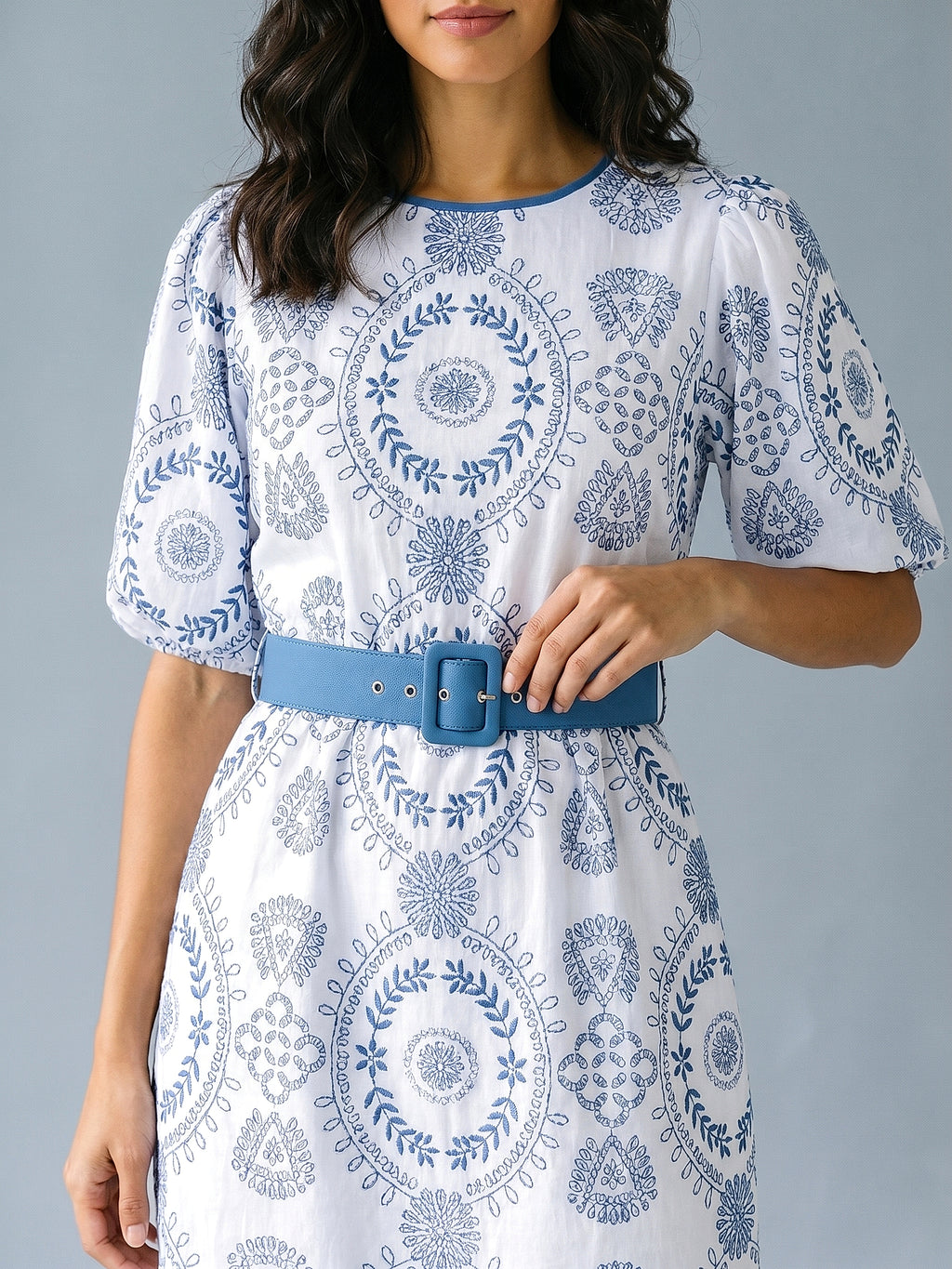 Mavi - Farren Brode Desenli Balon Kol Yuvarlak Yaka Mini Elbise - FRN3050 - Editorial waist-up detail
