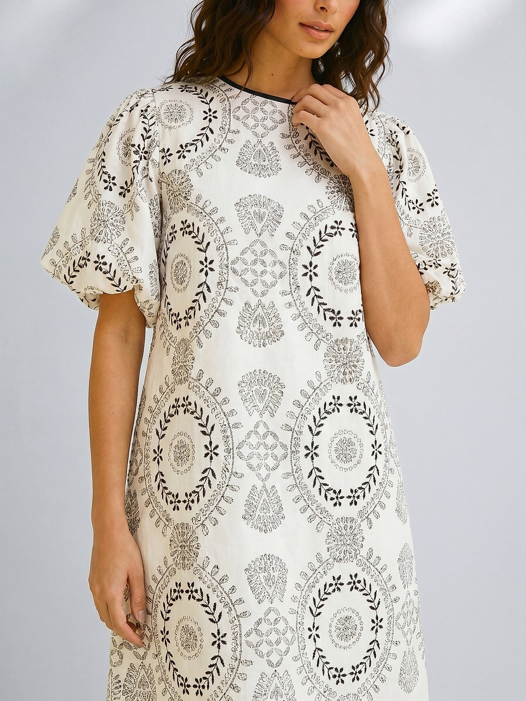Siyah - Farren Brode Desenli Balon Kol Yuvarlak Yaka Mini Elbise - FRN3050 - Editorial waist-up detail