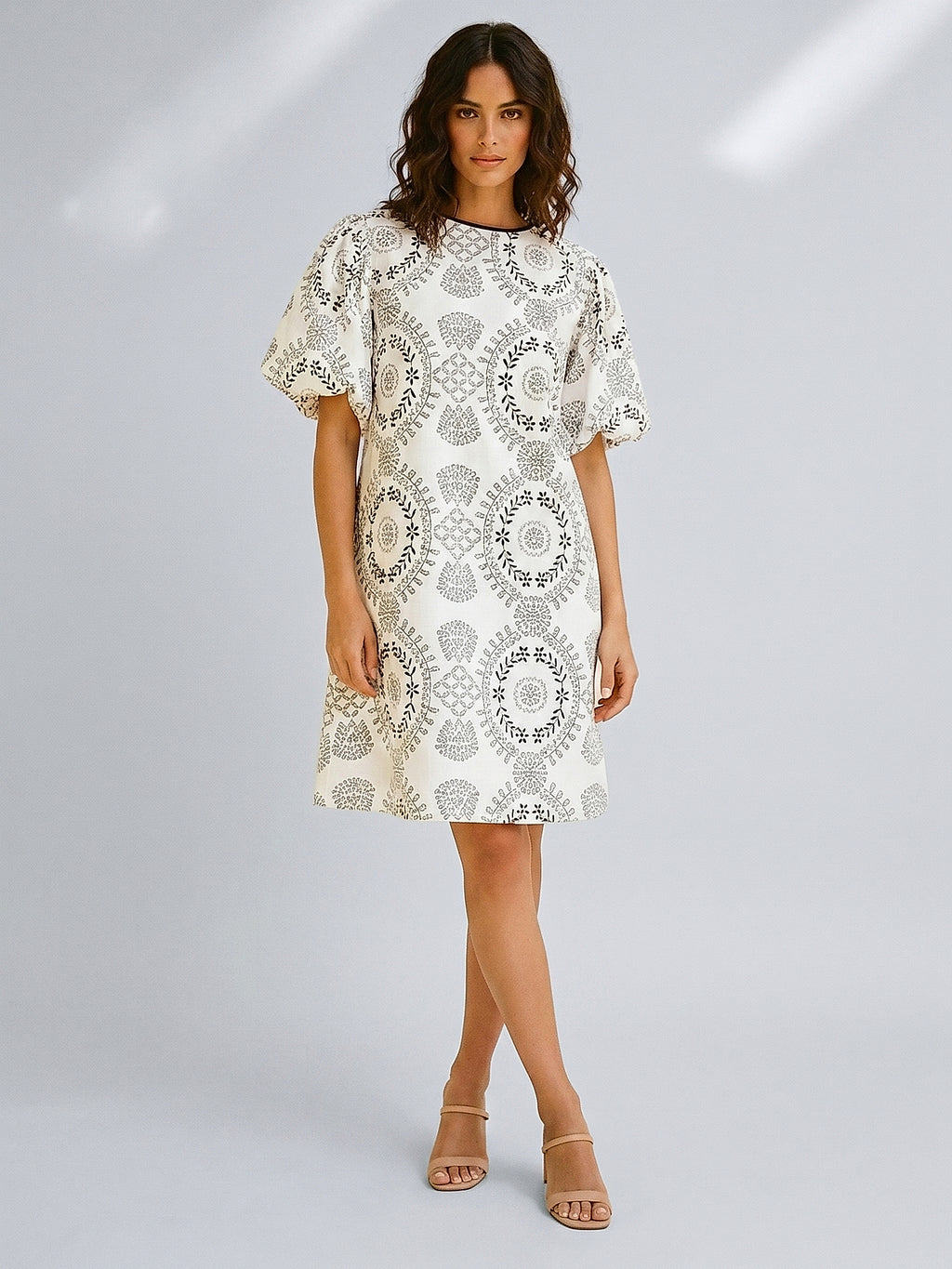 Siyah - Farren Brode Desenli Balon Kol Yuvarlak Yaka Mini Elbise - FRN3050 - Model on white - front