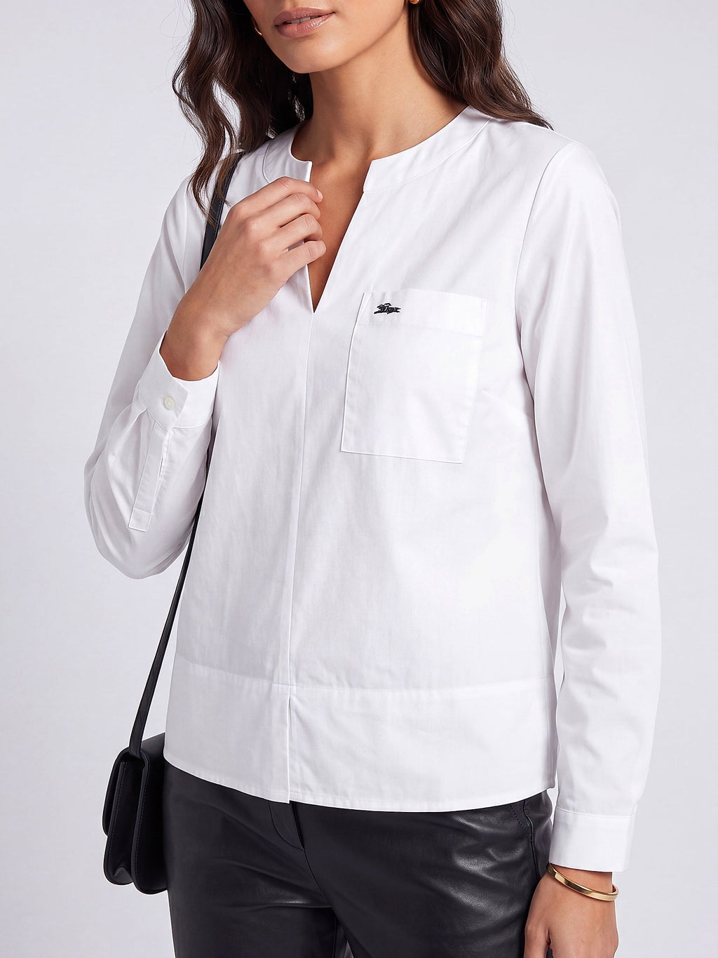 Beyaz - Farren Cepli Modern Kesim Poplin Bluz - FRN1104 - Editorial waist-up detail