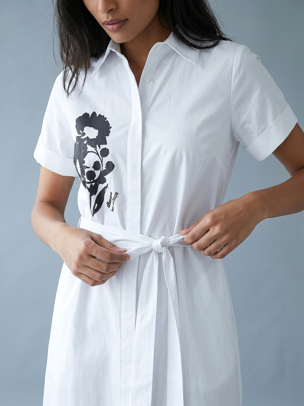 Beyaz - Farren Çiçek Baskılı Kuşaklı Kısa Kollu Midi Gömlek Elbise - FRN3049 - Editorial waist-up detail